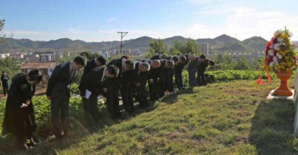 乐融配 朝鲜新发现志愿军烈士纪念塔，塔基有邓华将军亲笔书写字样